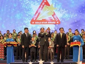 Unas 200 empresas vietnamitas destacadas recibieron hoy premios “Sao Vang Dat Viet- 2013” (Fuente: VNA)